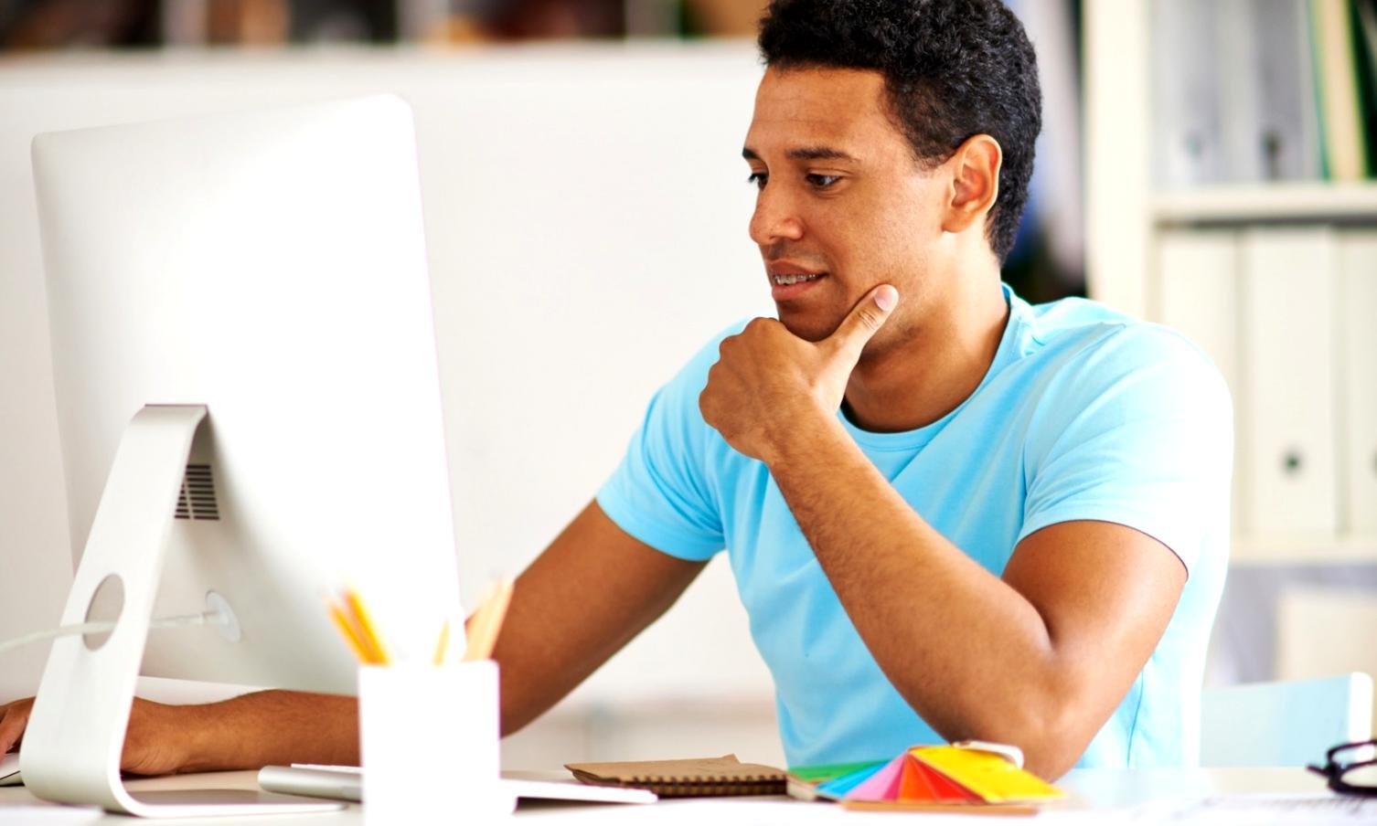 Planning financier avec calculatrice et documents budgétaires sur bureau moderne
