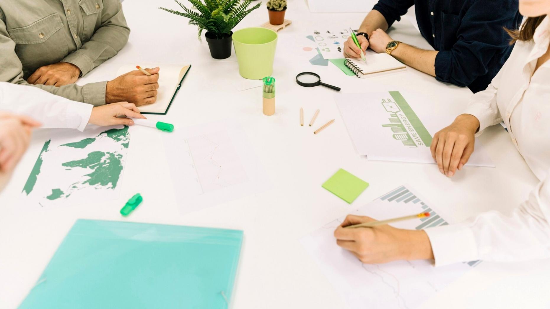 Personne travaillant sur des documents financiers avec des graphiques et calculatrice